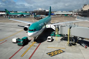 Bandara Dublin - pesawat Aer Lingus di apron di Bandara Dublin